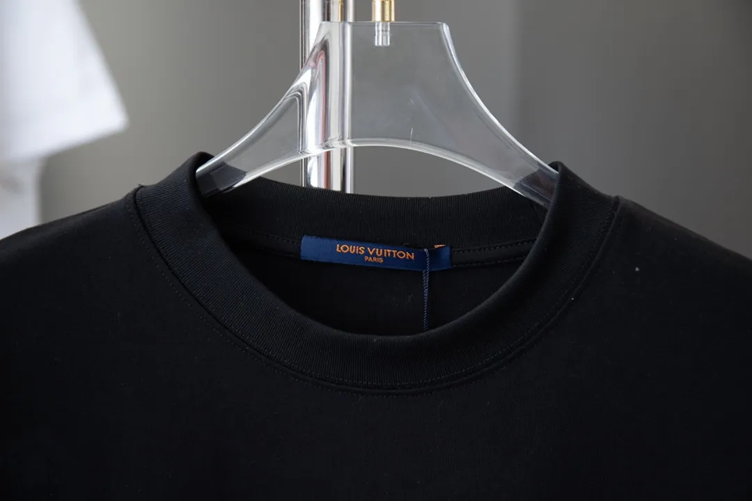 🅿️180 High-quality Lv 2025 early spring new style, MONOGRAM presbyopic gradient short-sleeved T-shirt, which uses digital printing technology to render pixel light and shadow for the Monogram gradient pattern. Its silk-screen texture and knitting effect complement each other, and the logo hardware is customized on the side. Synchronized with the official website, pure cotton fabrics at the counter! Comfortable against the skin, durable and easy to wear, meticulous original craftsmanship, custom-made 260g vat-dyed fabric, very comfortable to the touch, latest brick cabinet synchronization, OS off-shoulder version, fashionable and individual, super versatile and good-looking, very suitable for both men and women, must-have style, hang tag, collar label, washed wheat, complete with three labels S M L XL